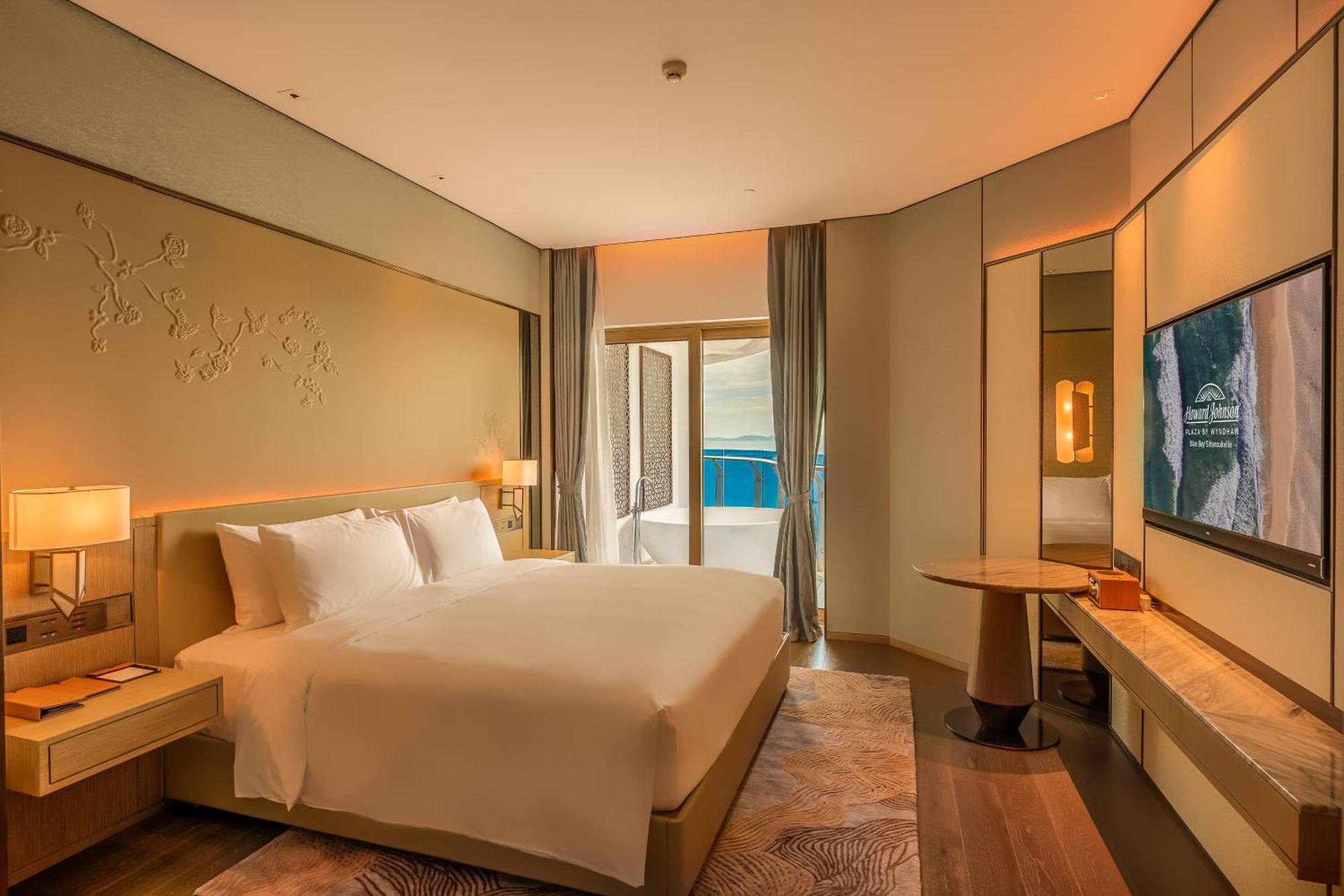 Howard Johnson Plaza By Wyndham Blue Bay Sihanoukville Exterior foto